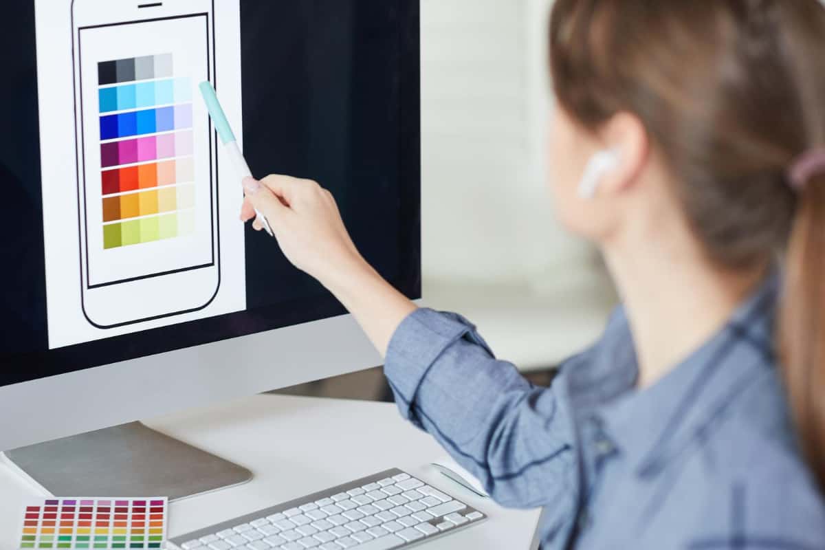diseñadora aplica color con app